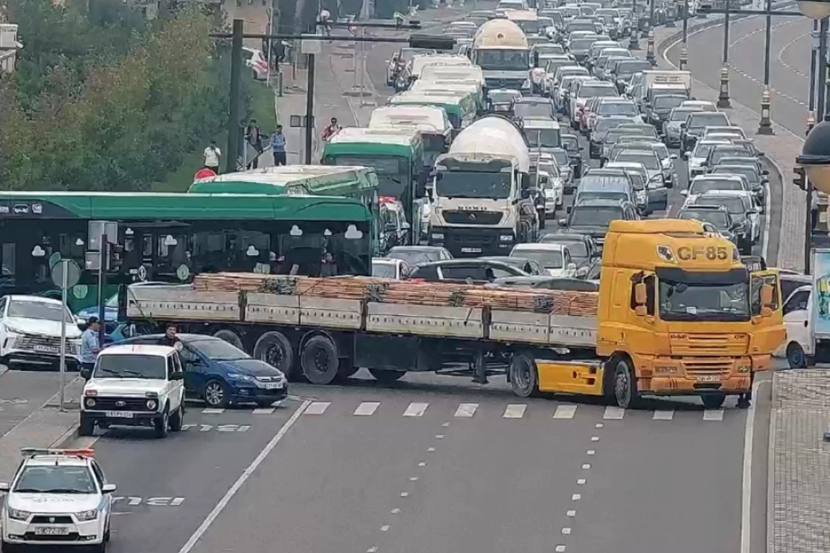 8 Noyabr-da yolu bağlayan yük maşını ərazidən aparıldı 8 Noyabr-da yolu bağlayan yük maşını ərazidən aparıldı