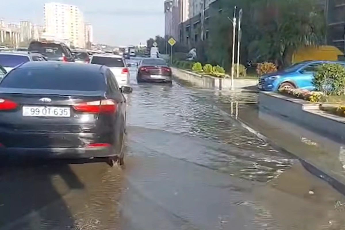 Abşeron Gənclər şəhərciyində yolu su basıb