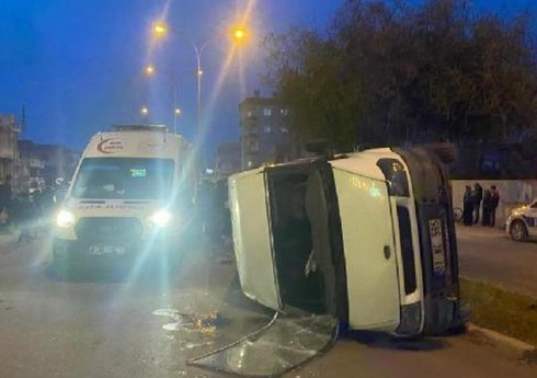 Adanada mikroavtobus avtomobillə toqquşub, 9 nəfər yaralanıb Adanada mikroavtobus avtomobillə toqquşub, 9 nəfər yaralanıb