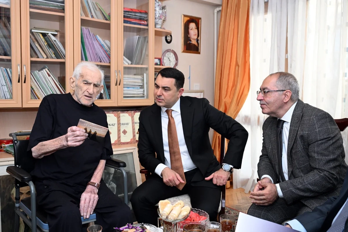 Adil Kərimli Xalq artisti Tofiq Bakıxanovu evində ziyarət edib