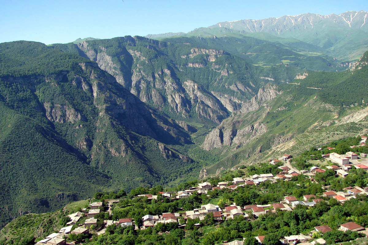 Ağdərənin Həsənriz kəndinə ilk köç karvanı yola salınıb Ağdərənin Həsənriz kəndinə ilk köç karvanı yola salınıb