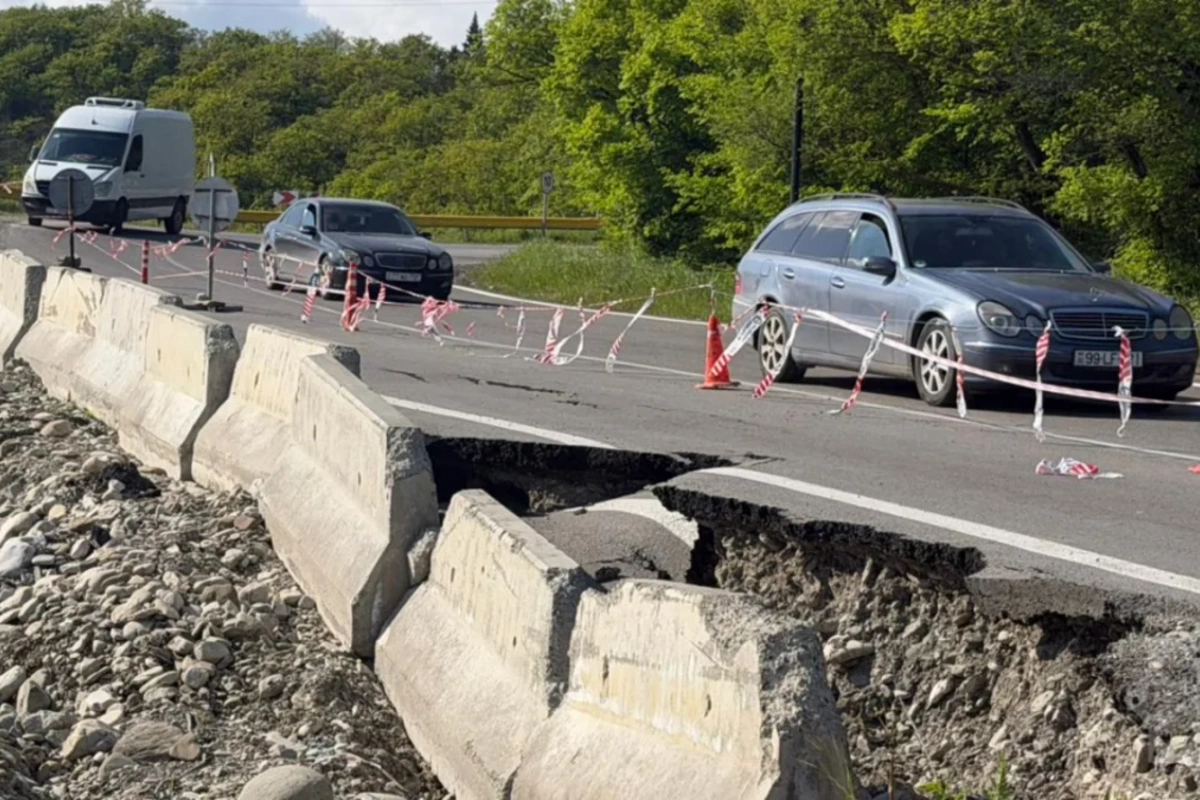 Ağsu dolaylarında TORPAQ SÜRÜŞMƏSİ: Yol qismən BAĞLANDI - FOTO