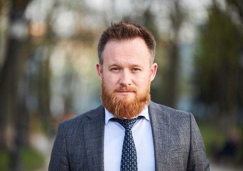 Ali Radanın hakim partiyadan deputatı Ukraynada yaşayan azərbaycanlılara müraciət edib Ali Radanın hakim partiyadan deputatı Ukraynada yaşayan azərbaycanlılara müraciət edib