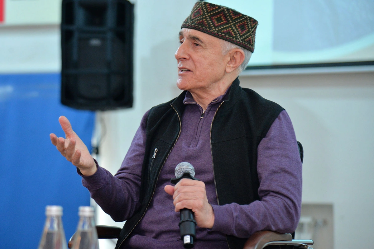 Alim Qasımov Üzeyir Mehdizadə ilə duetindən danışıb: Kim tənqid edir, özü bilər Alim Qasımov Üzeyir Mehdizadə ilə duetindən danışıb: Kim tənqid edir, özü bilər