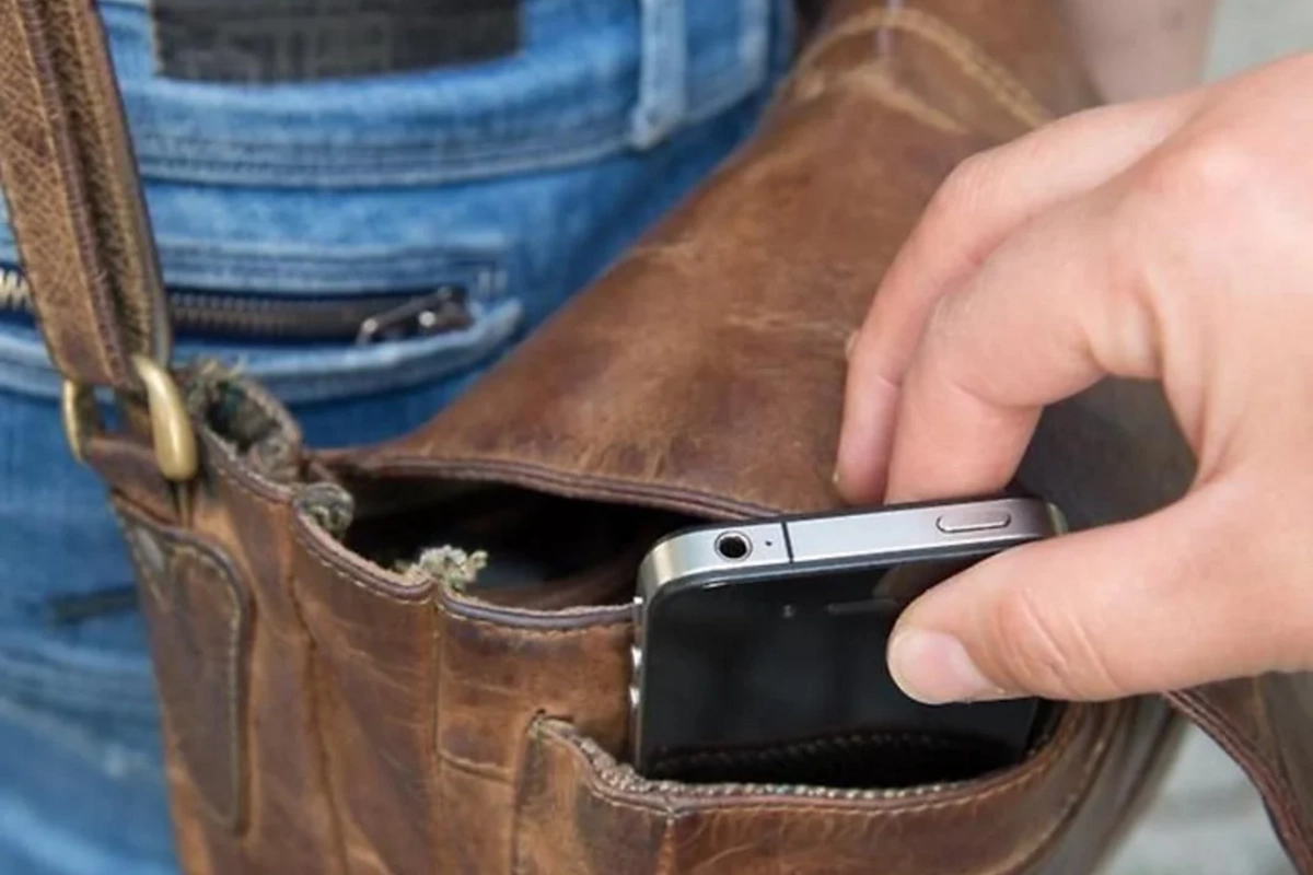 Aliment verməyən kişi arvadının telefonunu oğurlayıb satdı Aliment verməyən kişi arvadının telefonunu oğurlayıb satdı