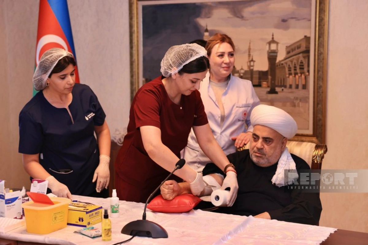 Allahşükür Paşazadə Aşura günü ilə bağlı qan verib
