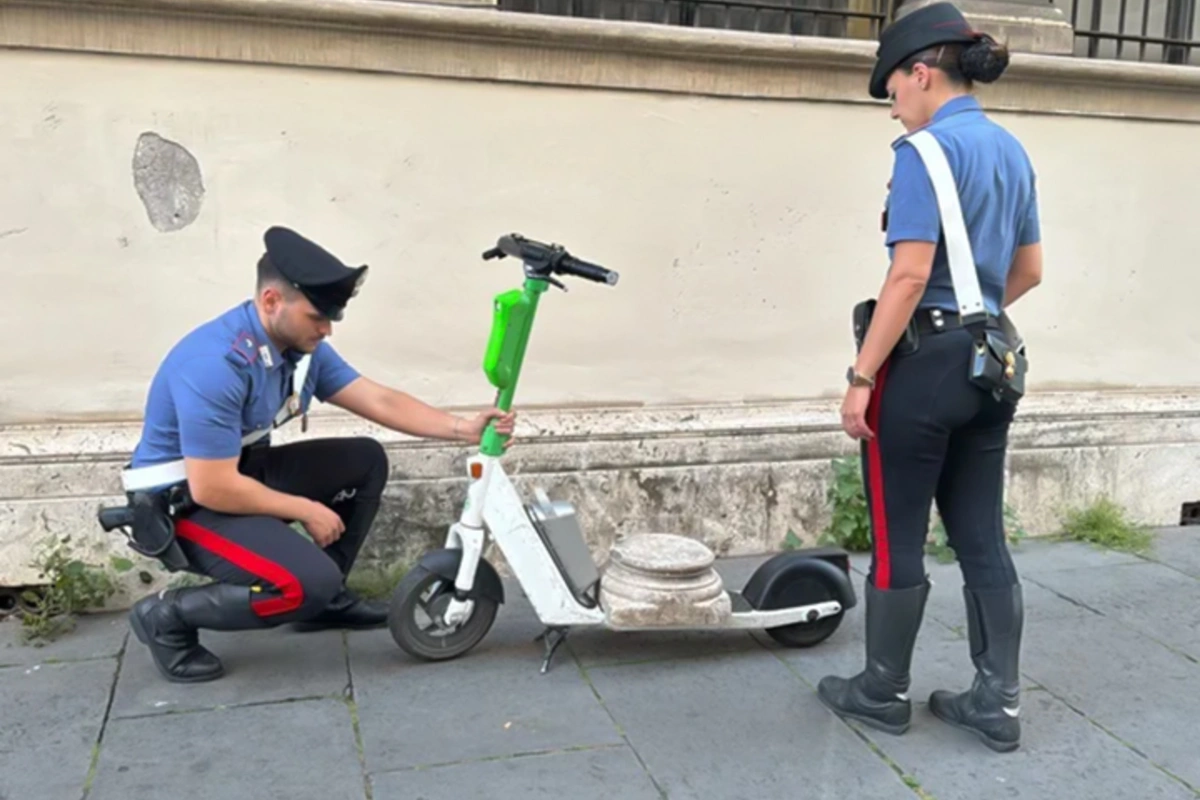 Alman turist antik Roma əsərini elektrikli skuterlə qaçırdı