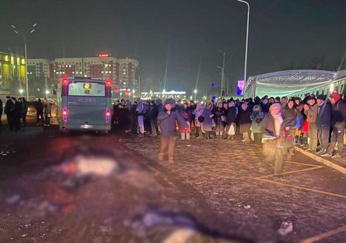 Almatıda avtobus insanların üzərinə sürülüb, ölənlər var Almatıda avtobus insanların üzərinə sürülüb, ölənlər var