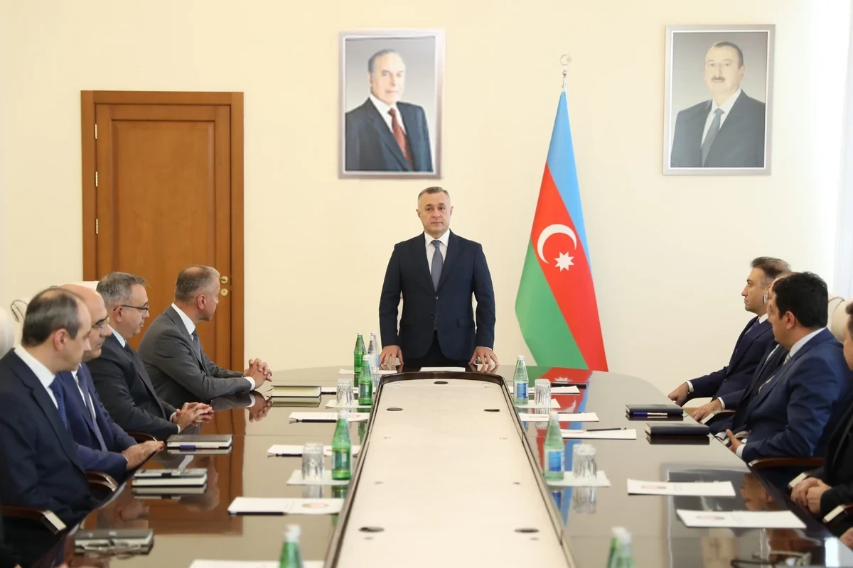 Anar Bayramov Səhiyyə Nazirliyinin kollektivinə təqdim olunub Anar Bayramov Səhiyyə Nazirliyinin kollektivinə təqdim olunub