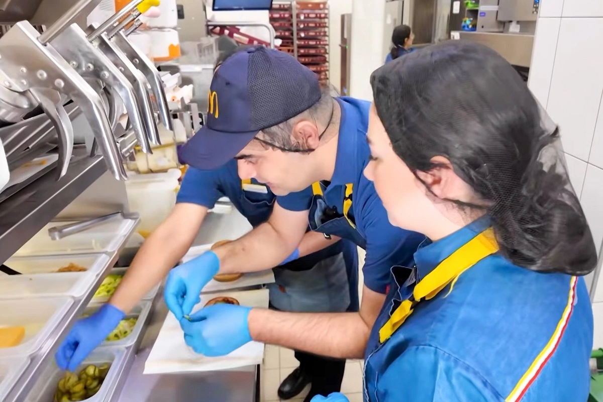 Aparıcı restoranda hamburger hazırladı