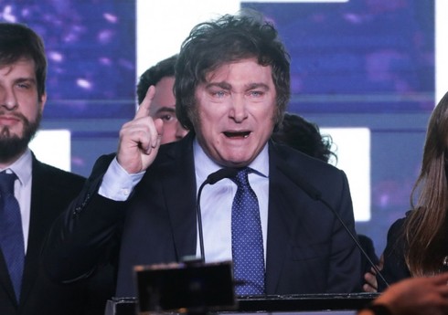 Argentina Prezidenti məmurları kütləvi şəkildə işdən azad etməyə başlayıb Argentina Prezidenti məmurları kütləvi şəkildə işdən azad etməyə başlayıb