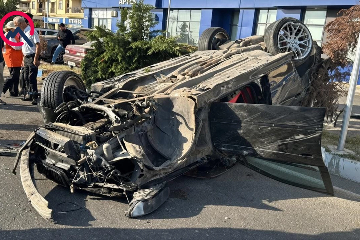 Avtomobil yoldan çıxıb ağaca çırpıldı, ölən var