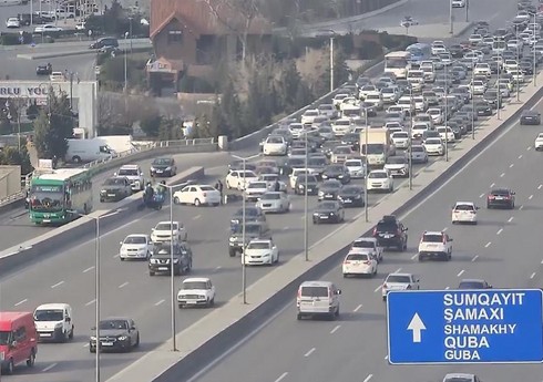 Avtovağzal Kompleksinin qarşısında yol qəzası sıxlığa səbəb olub - YENİLƏNİB Avtovağzal Kompleksinin qarşısında yol qəzası sıxlığa səbəb olub - YENİLƏNİB