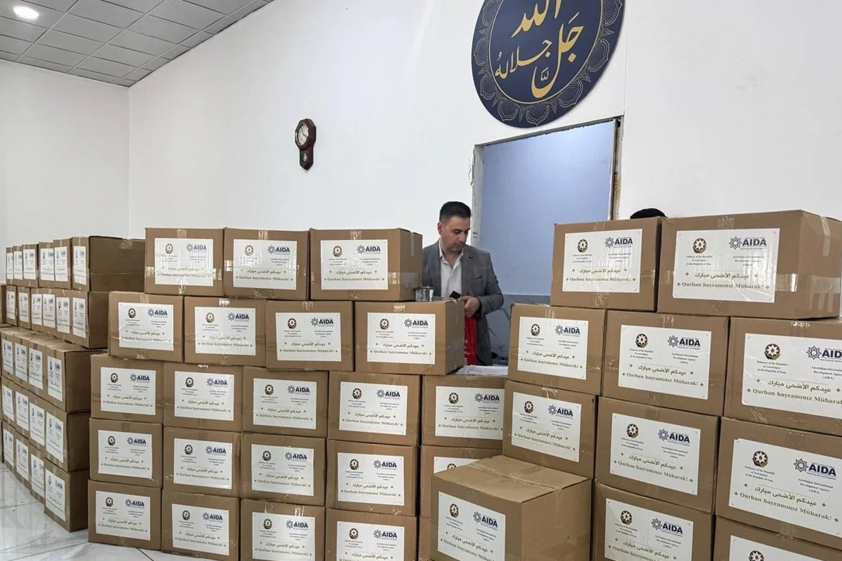 Azərbaycan Kərkükdə 150 ailəyə bayram sovqatı çatdırıb