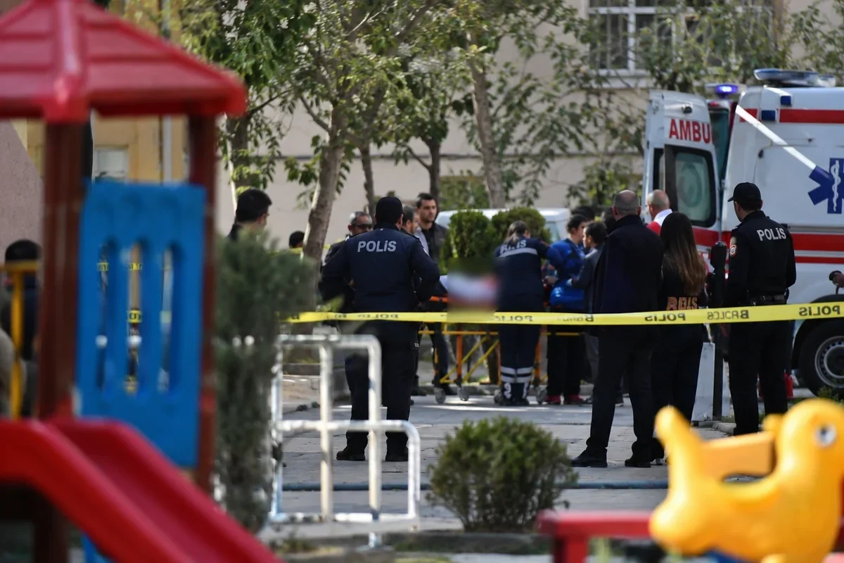 Azərbaycanda uşağını bağçaya aparan ana hücuma məruz qaldı: Üç yaşlı oğlu bıçaqlandı Azərbaycanda uşağını bağçaya aparan ana hücuma məruz qaldı: Üç yaşlı oğlu bıçaqlandı