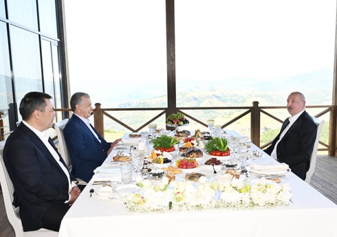 Azərbaycan, Özbəkistan və Qırğızıstan prezidentlərinin Şuşada qeyri-rəsmi naharı olub Azərbaycan, Özbəkistan və Qırğızıstan prezidentlərinin Şuşada qeyri-rəsmi naharı olub