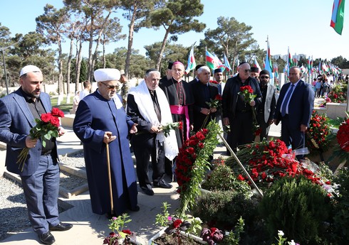 Azərbaycandakı dini konfessiya rəhbərləri II Şəhidlər xiyabanını ziyarət edib Azərbaycandakı dini konfessiya rəhbərləri II Şəhidlər xiyabanını ziyarət edib
