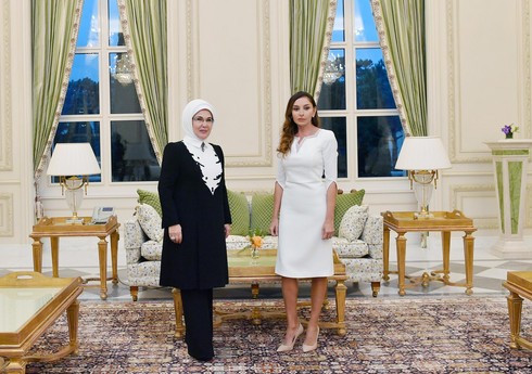 Azərbaycanın və Türkiyənin birinci xanımları Bakıdakı DOST İnklüziv İnkişaf və Yaradıcılıq Mərkəzi ilə tanış olublar - YENİLƏNİB Azərbaycanın və Türkiyənin birinci xanımları Bakıdakı DOST İnklüziv İnkişaf və Yaradıcılıq Mərkəzi ilə tanış olublar - YENİLƏNİB