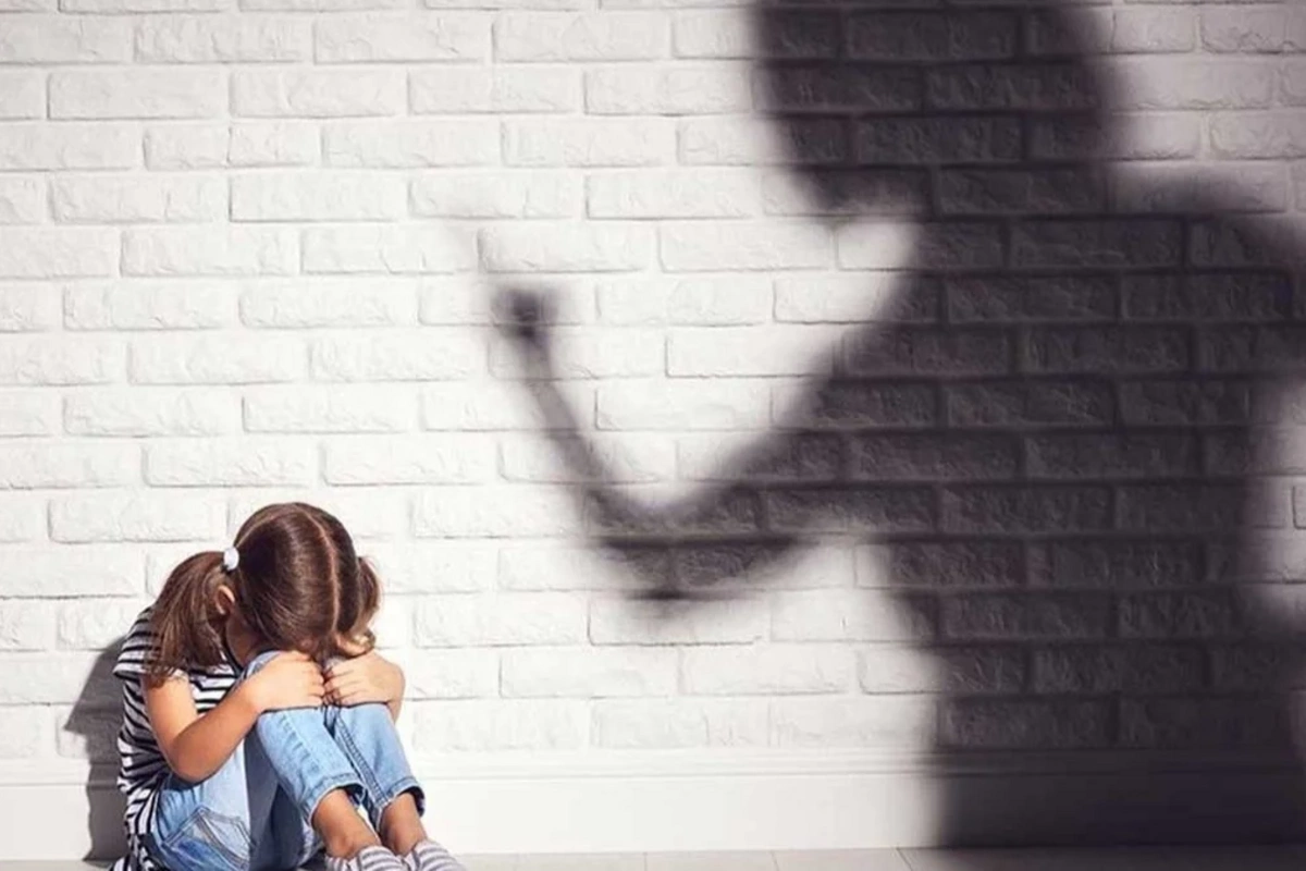 Azyaşlının psixoloq yanında döyülməsi iddiası araşdırılır