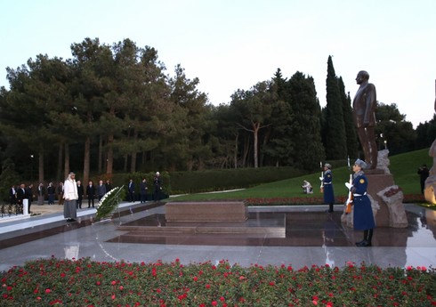 BƏƏ Prezidenti Ulu Öndər Heydər Əliyevin məzarını ziyarət edib BƏƏ Prezidenti Ulu Öndər Heydər Əliyevin məzarını ziyarət edib