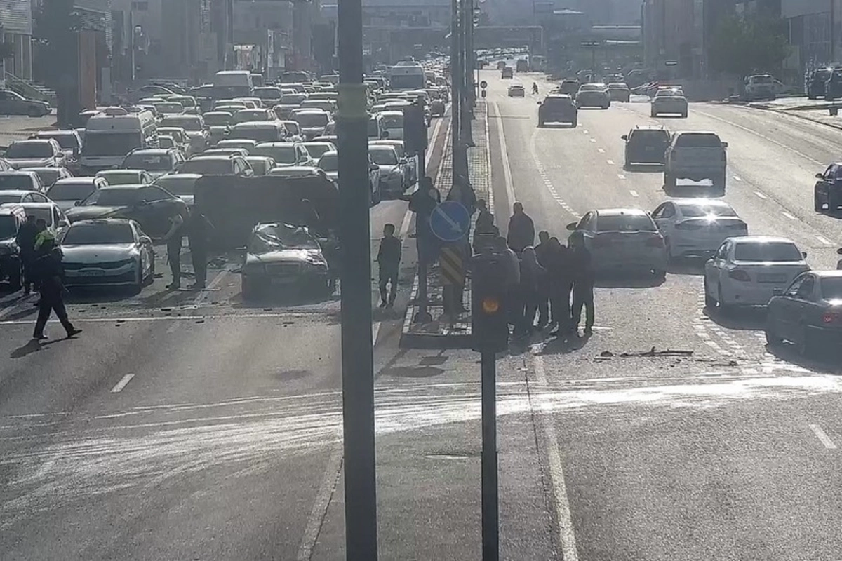 Babək prospektində yol qəzası tıxaca səbəb olub Babək prospektində yol qəzası tıxaca səbəb olub