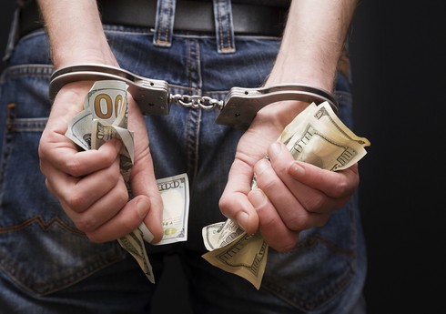 Bakı avtovağzalında çantadan 500 manat və 4 min dollar oğurlanıb Bakı avtovağzalında çantadan 500 manat və 4 min dollar oğurlanıb