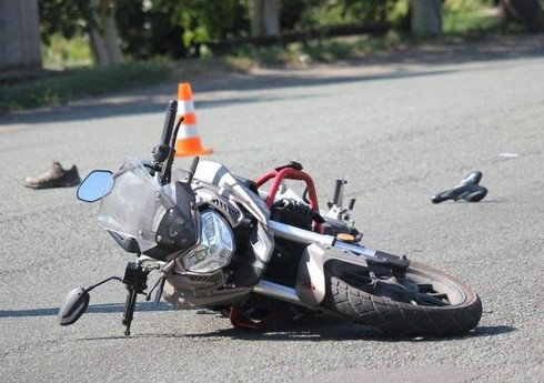 Bakıda 21 yaşlı motosikletçini avtomobil vurub Bakıda 21 yaşlı motosikletçini avtomobil vurub