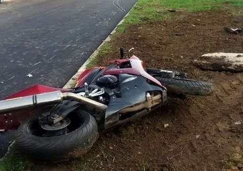 Bakıda 32 yaşlı kişi motosikletini yol kənarındakı maneəyə çırpıb