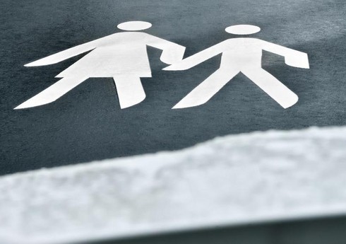 Bakıda avtomobil yolu keçmək istəyən piyadaları vurub