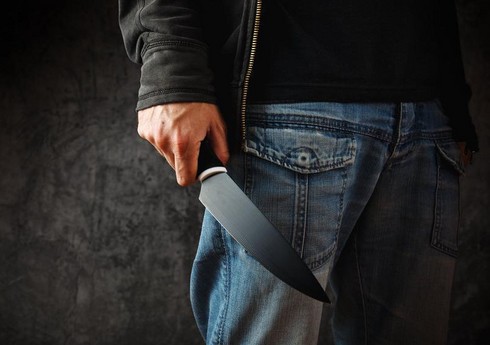Bakıda kişi dava zamanı başından bıçaqlanıb Bakıda kişi dava zamanı başından bıçaqlanıb