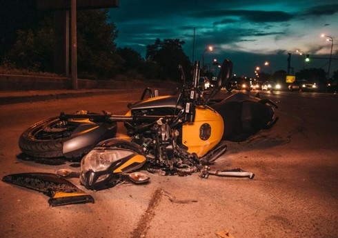 Bakıda motosikletini maneəyə çırpan gəncin qolu sınıb Bakıda motosikletini maneəyə çırpan gəncin qolu sınıb