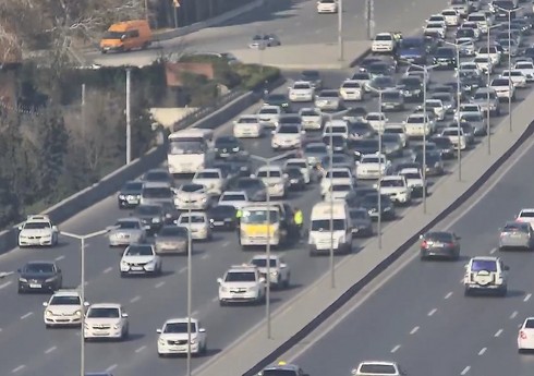 Bakıda nasaz avtomobil yolda qalıb, tıxac yaranıb Bakıda nasaz avtomobil yolda qalıb, tıxac yaranıb