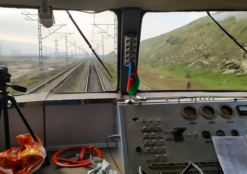 Bakıda qadın qatarın altında qalaraq ölüb