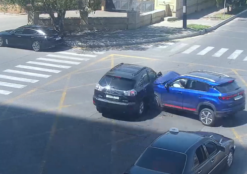 Bakıda qırmızı işıqda keçən sürücü qəza törədib