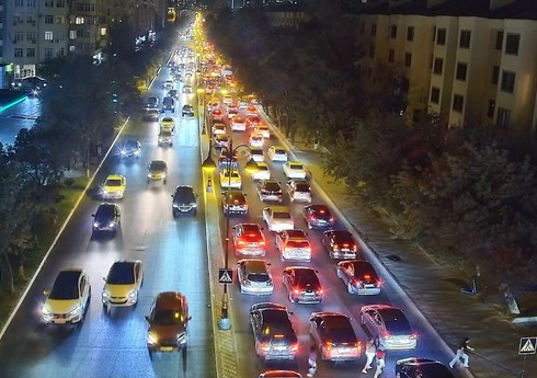 Bakıda qəza səbəbindən sıxlıq yaranıb Bakıda qəza səbəbindən sıxlıq yaranıb
