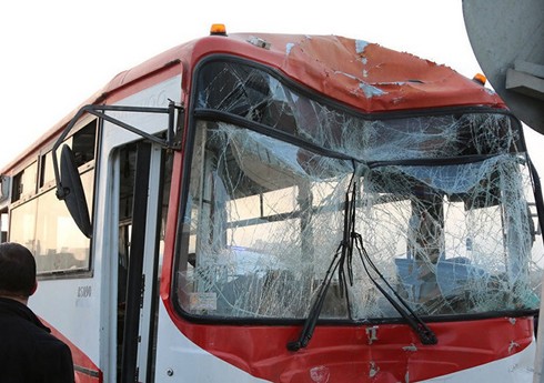 Bakıda sərnişin avtobusu yol qəzasına uğrayıb Bakıda sərnişin avtobusu yol qəzasına uğrayıb