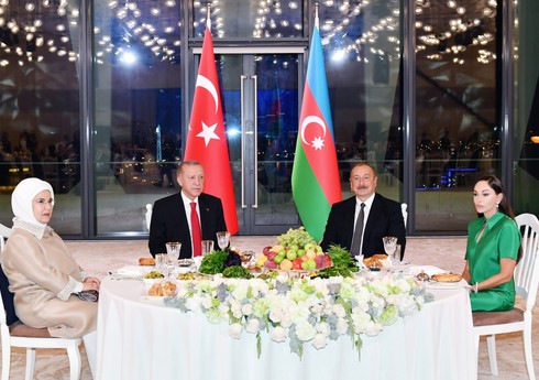 Bakıda Türkiyə Prezidenti Rəcəb Tayyib Ərdoğanın və birinci xanım Əminə Ərdoğanın şərəfinə dövlət ziyafəti verilib - YENİLƏNİB Bakıda Türkiyə Prezidenti Rəcəb Tayyib Ərdoğanın və birinci xanım Əminə Ərdoğanın şərəfinə dövlət ziyafəti verilib - YENİLƏNİB
