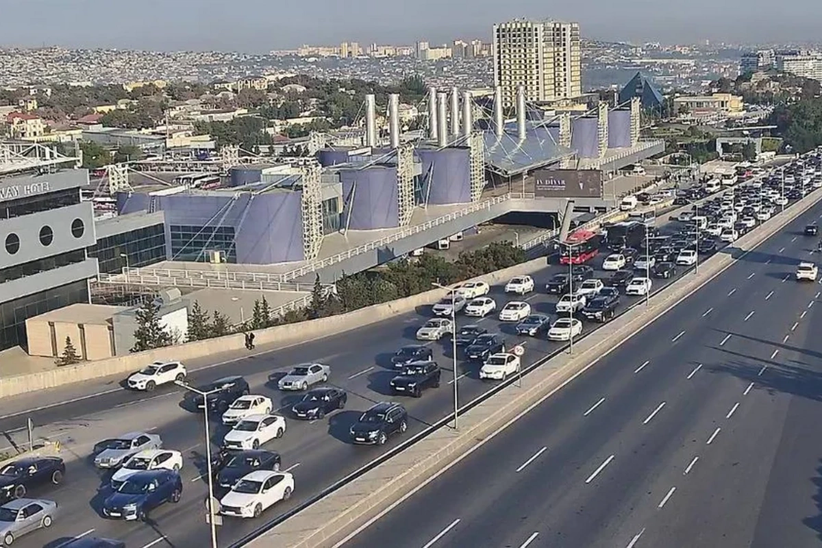Bakıda 10 istiqamətdə tıxac yaranıb Bakıda 10 istiqamətdə tıxac yaranıb