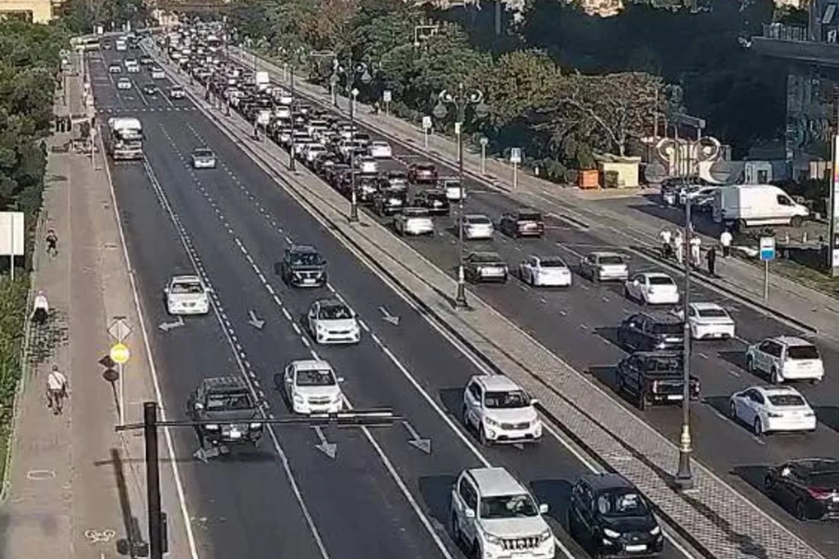 Bakıda 14 istiqamətdə tıxac yaranıb Bakıda 14 istiqamətdə tıxac yaranıb