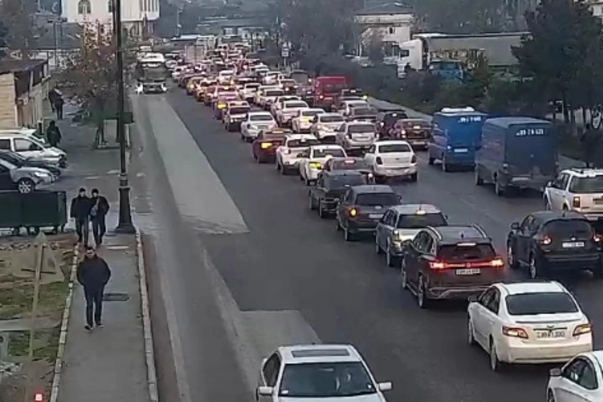 Bakıda 15 istiqamətdə tıxac var Bakıda 15 istiqamətdə tıxac var