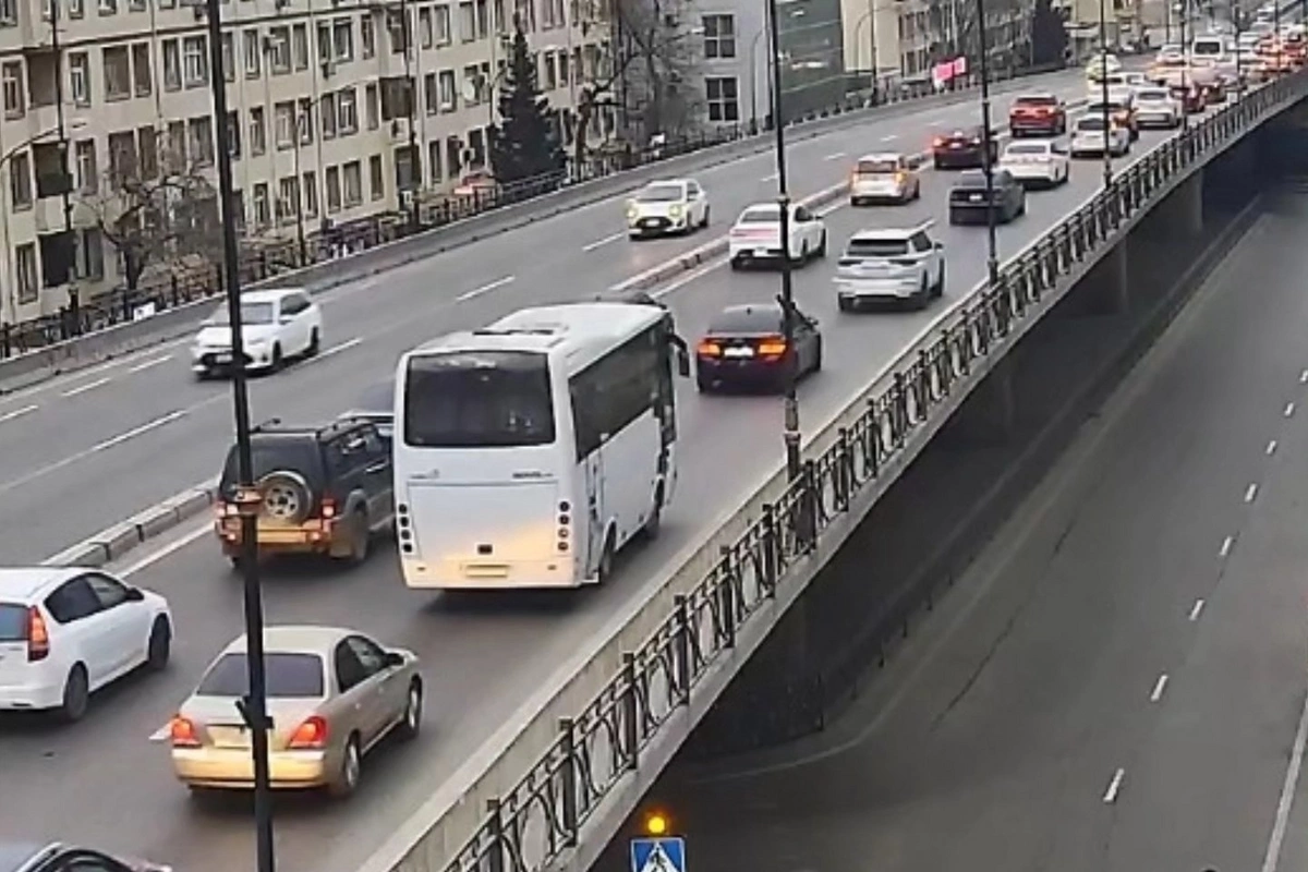 Bakıda 17 yolda tıxac var Bakıda 17 yolda tıxac var