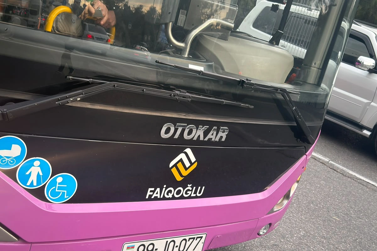 Bakıda 18 saylı avtobusda qalmaqal: Sərnişinlər yıxıldı, sürücü isə kobudluq etdi Bakıda 18 saylı avtobusda qalmaqal: Sərnişinlər yıxıldı, sürücü isə kobudluq etdi