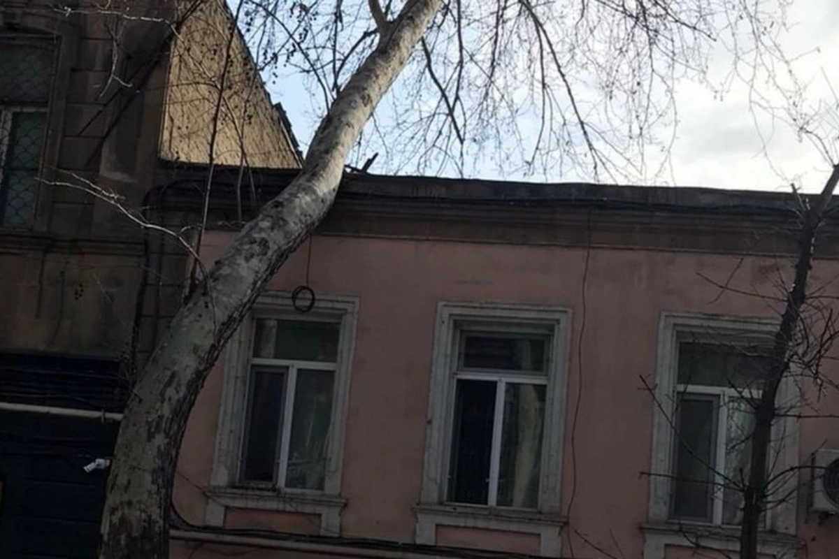 Bakıda ağac evin üzərinə aşdı Bakıda ağac evin üzərinə aşdı