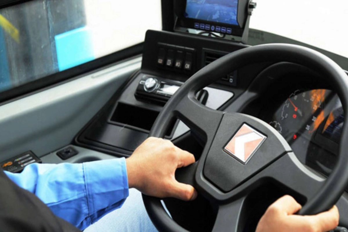 Bakıda avtobus sürücüsü küçədə döyüldü Bakıda avtobus sürücüsü küçədə döyüldü