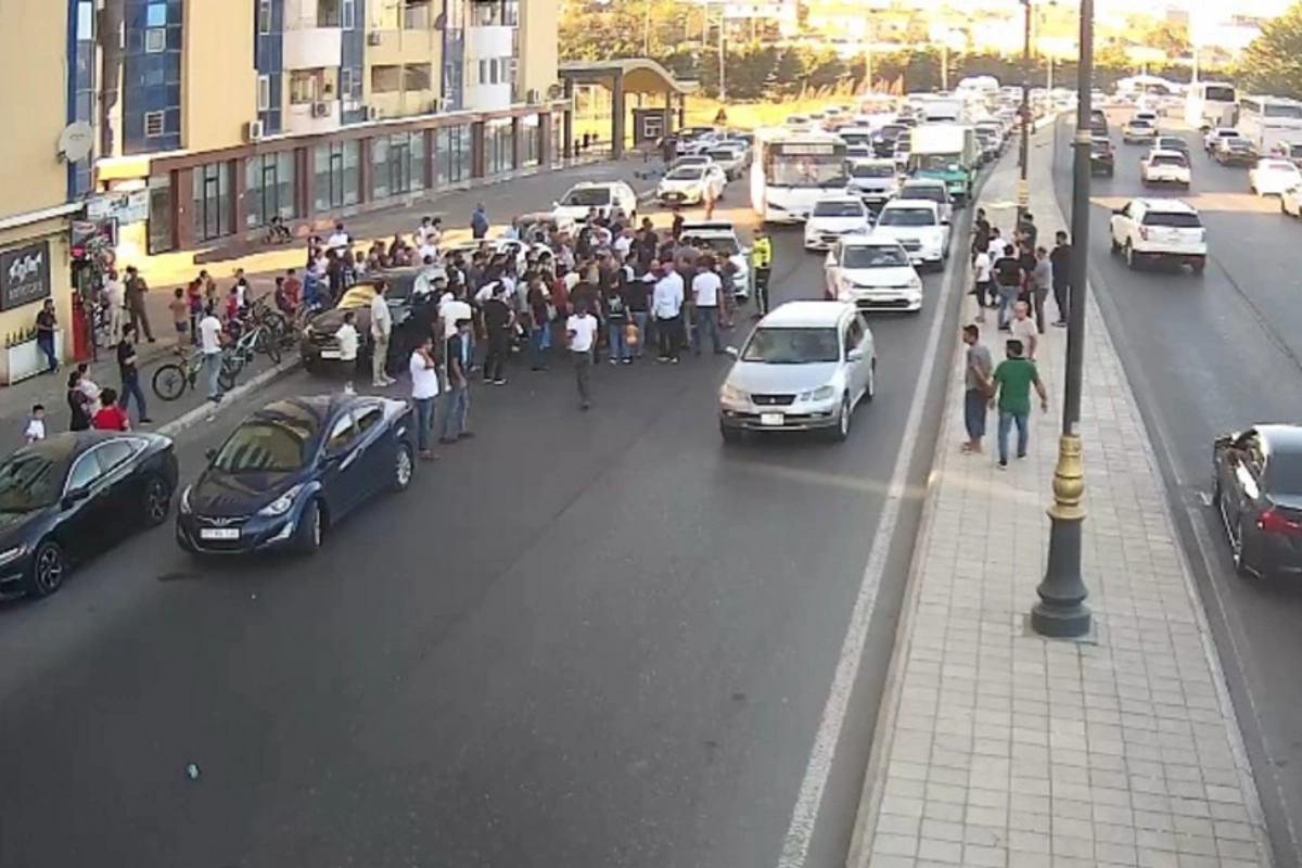 Bakıda avtomobil piyadanı vurub, yolda sıxlıq yaranıb Bakıda avtomobil piyadanı vurub, yolda sıxlıq yaranıb