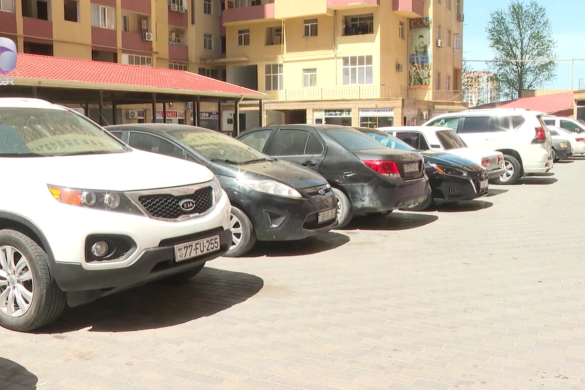 Bakıda binanın həyəti parklanma zonasına çevrildi Bakıda binanın həyəti parklanma zonasına çevrildi