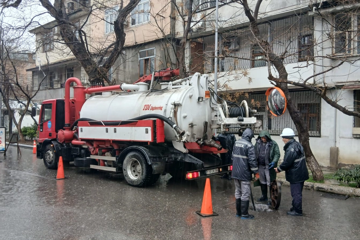 Bakıda bir sıra küçələr yağış sularından təmizlənir