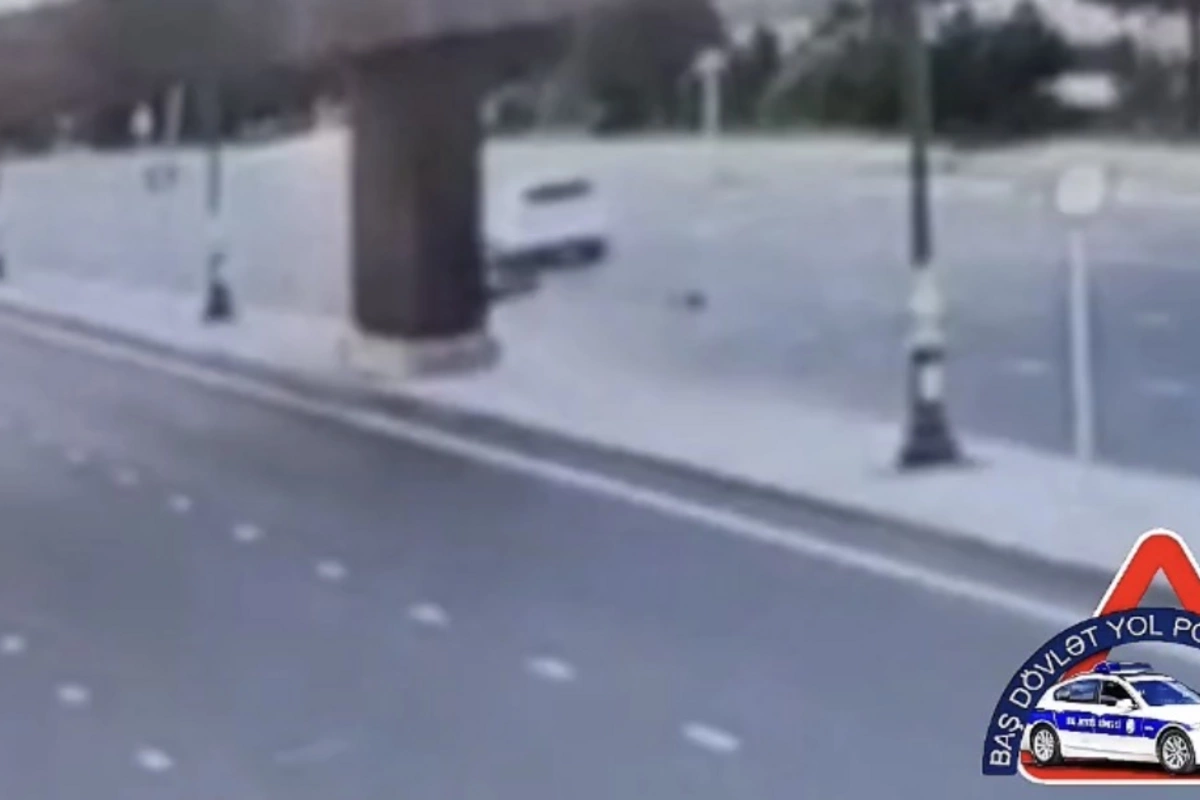 Bakıda DƏHŞƏT - Motosikletçi piyada keçidinin sütununa çırpılıb ÖLDÜ - ANBAAN VİDEO Bakıda DƏHŞƏT - Motosikletçi piyada keçidinin sütununa çırpılıb ÖLDÜ - ANBAAN VİDEO