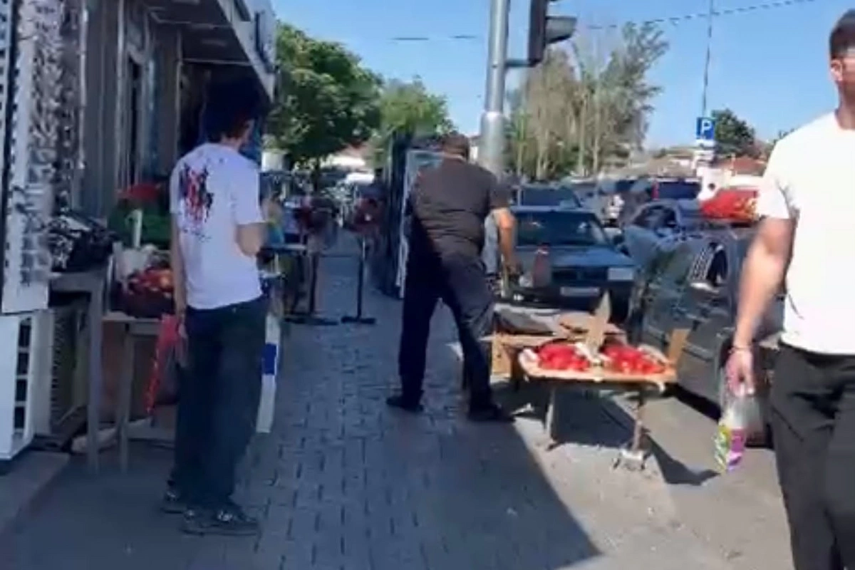 Bakıda mağazalar piyada səkilərini zəbt etdilər