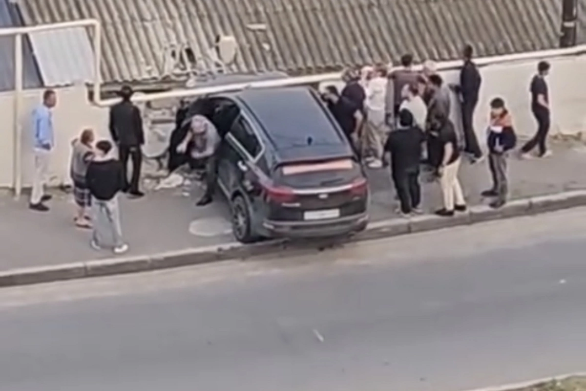 Bakıda maşın evin damına ÇIRPILDI